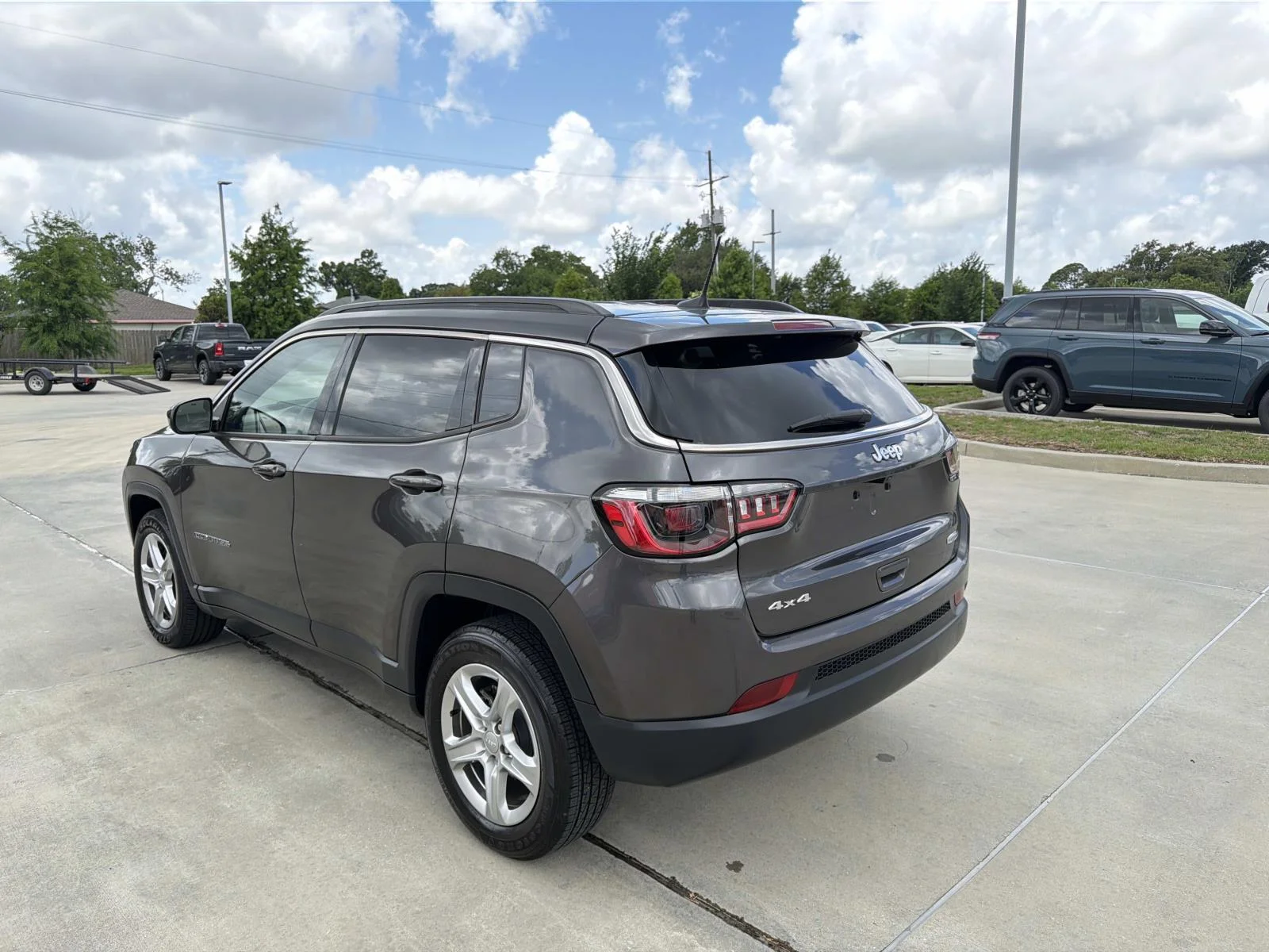 Used 2024 Gray Jeep Latitude 4x4 image 5
