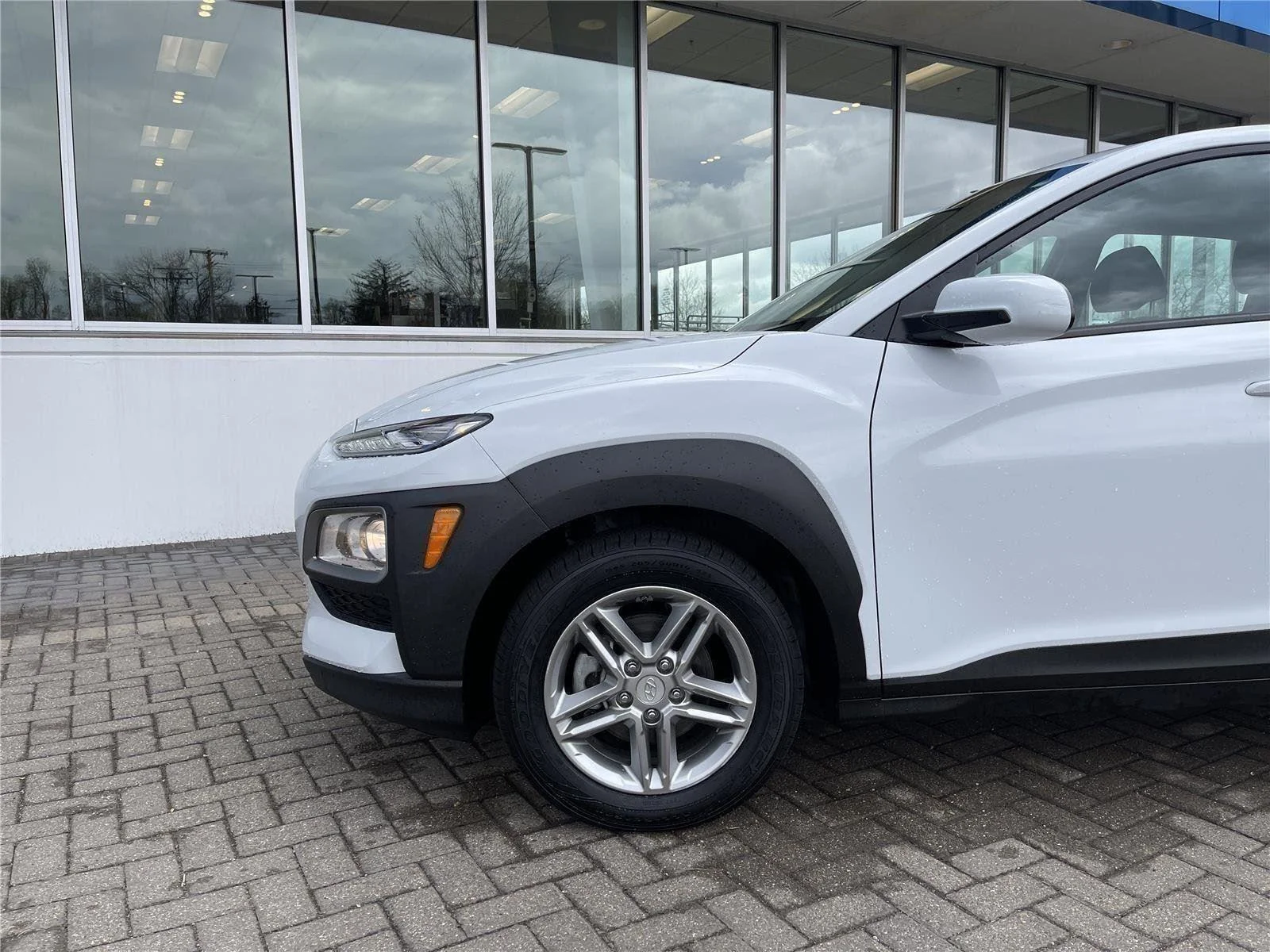 Used 2020 Chalk White Hyundai SE image 9