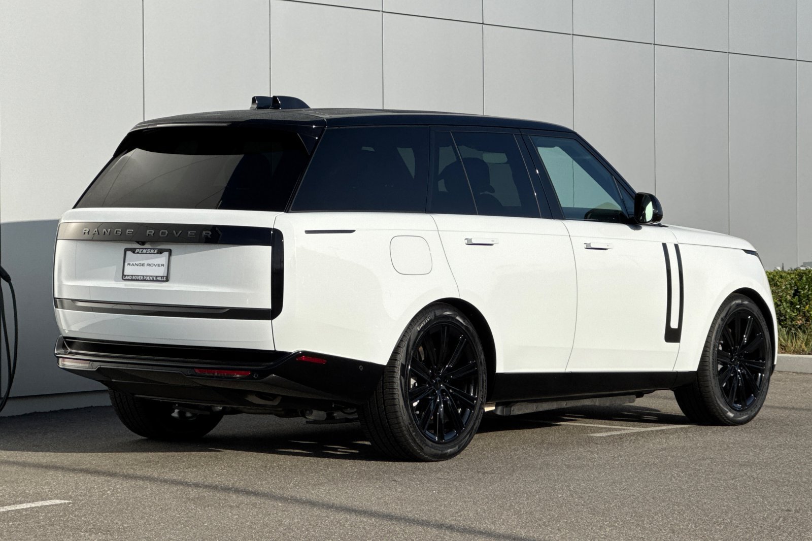 New 2026 Fuji White Land Rover SE image 5