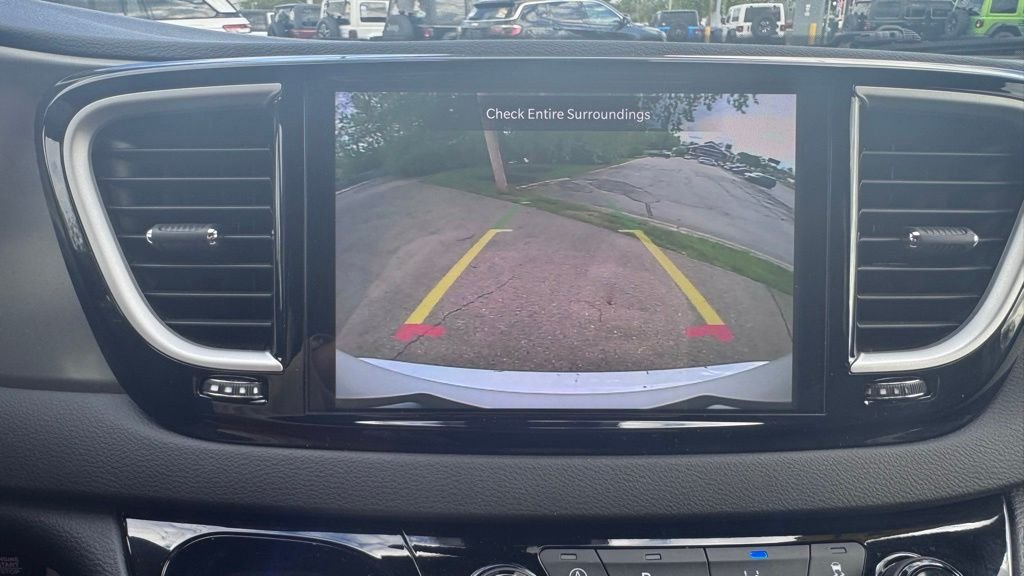 Used 2025 White Chrysler Select image 32