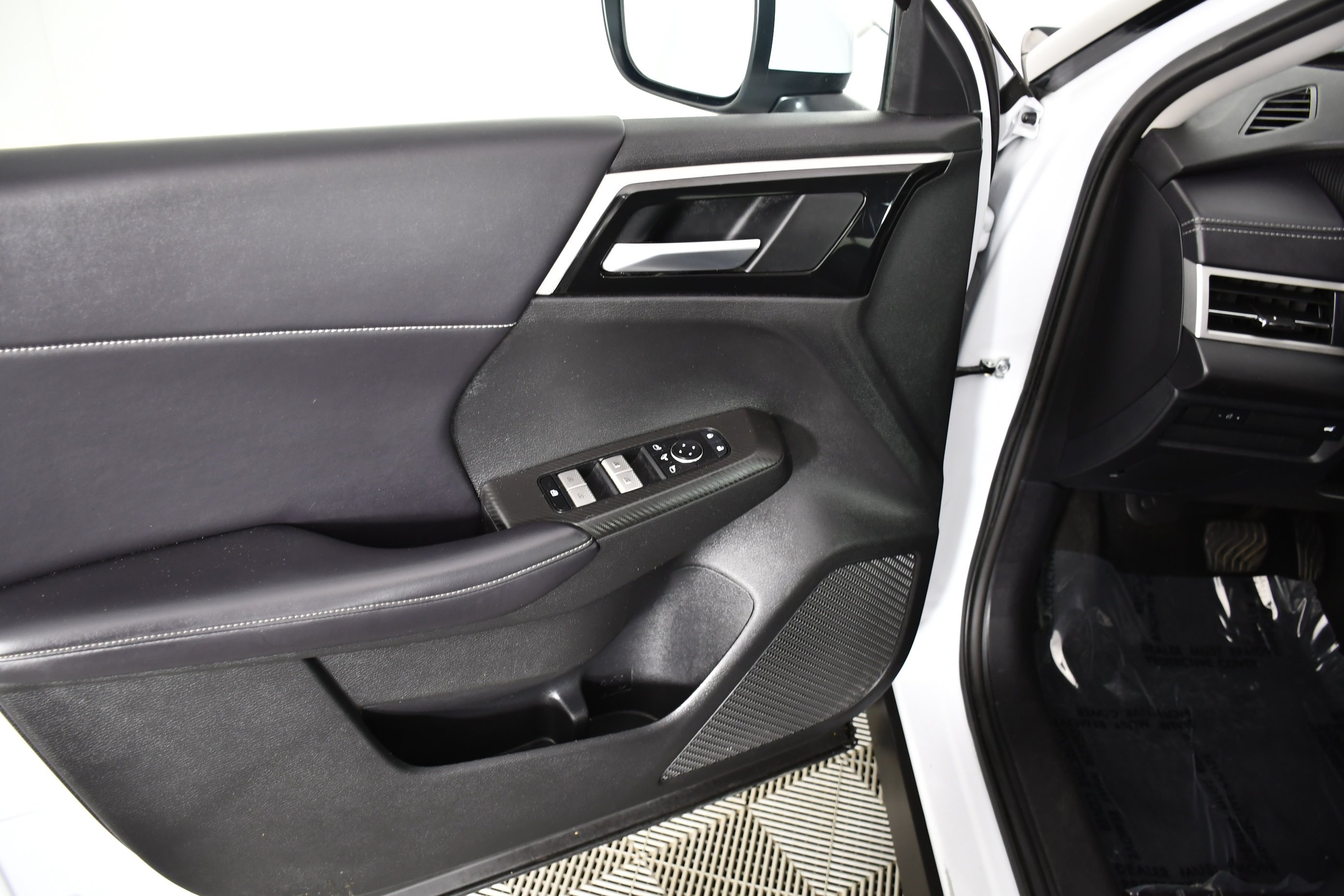 Certified Used 2024 White Diamond Mitsubishi SE image 33