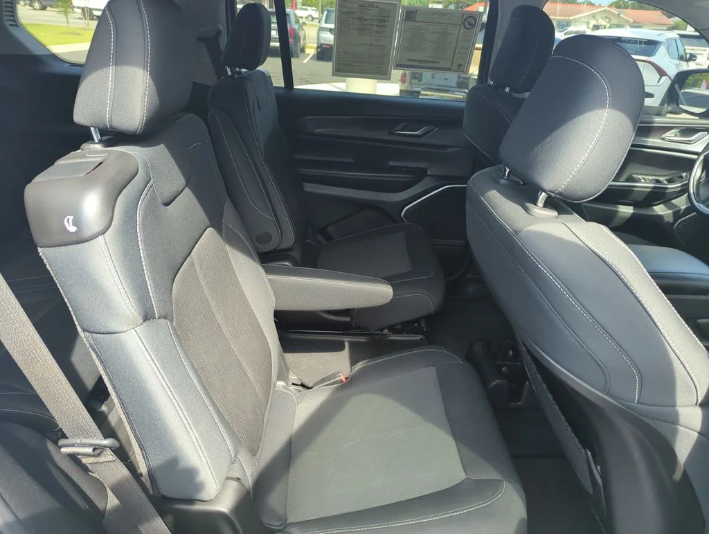 Used 2022 Silver Jeep Laredo image 33