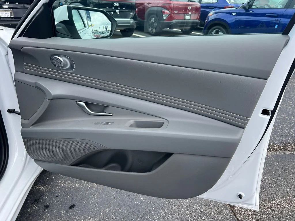 Used 2025 White Hyundai SEL Convenience image 14