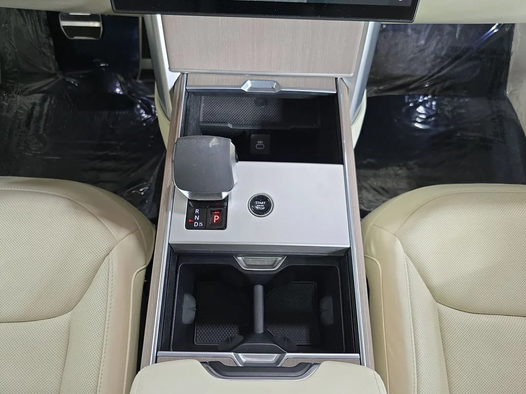 Used 2025  Land Rover SE image 20