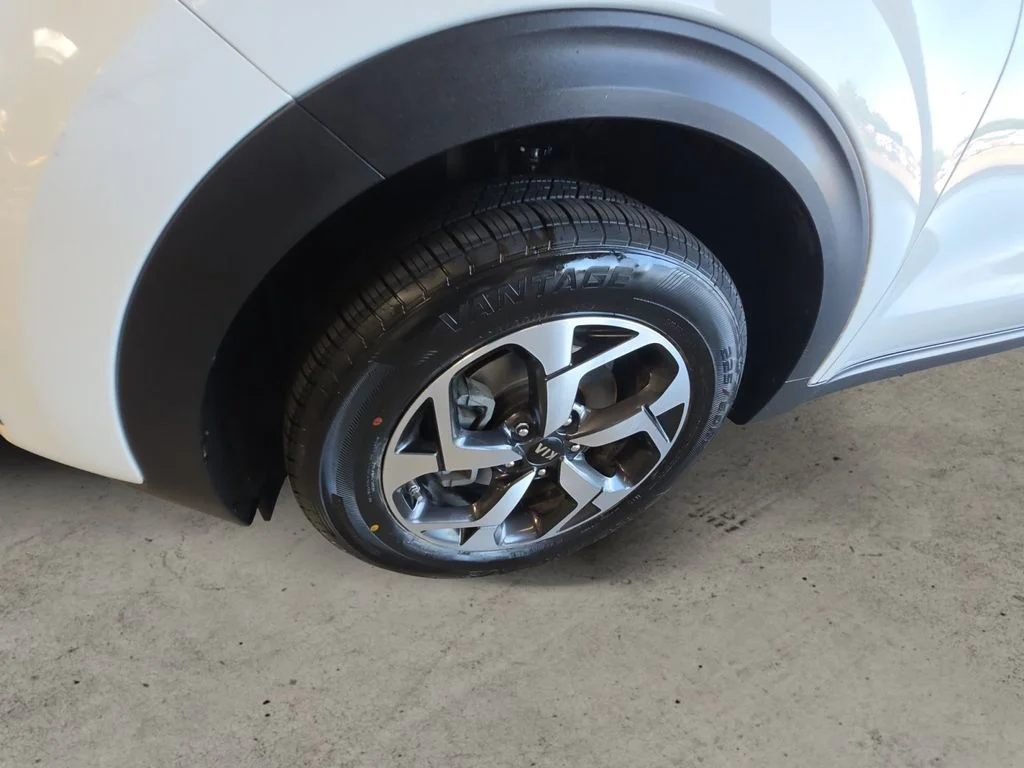 Used 2021 White Kia LX image 9