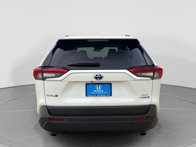 Used 2022 White Toyota XLE Premium image 5