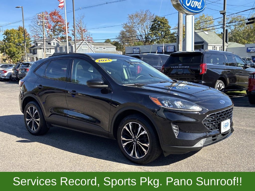 Used 2021 Black Ford SE image 3