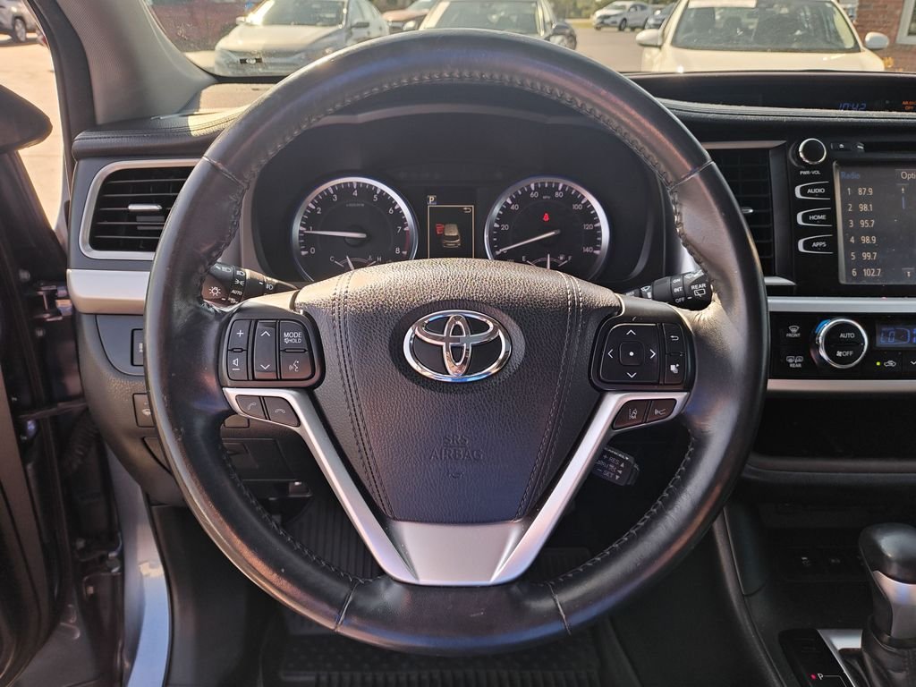 Used 2018 Blue Toyota XLE image 17