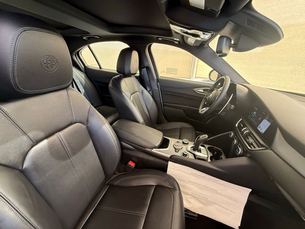 New 2025 Moonlight Gray Metallic Exterior Paint Alfa Romeo Base image 15
