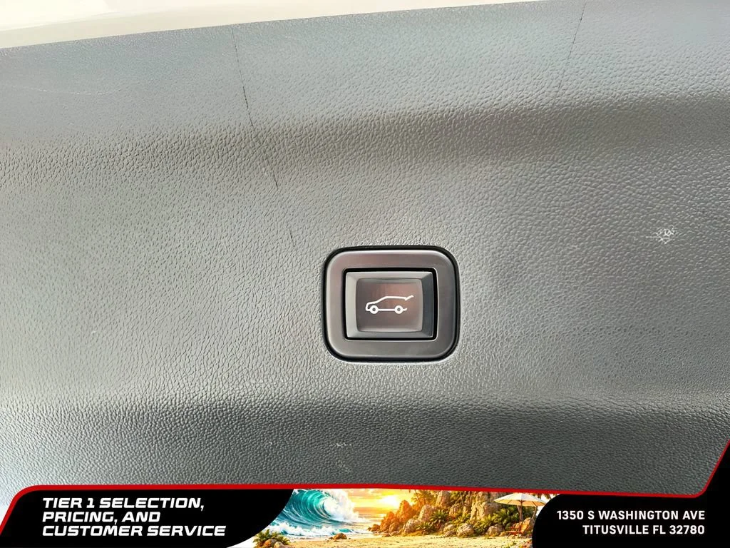 Used 2022 White Frost Tricoat GMC Denali image 21