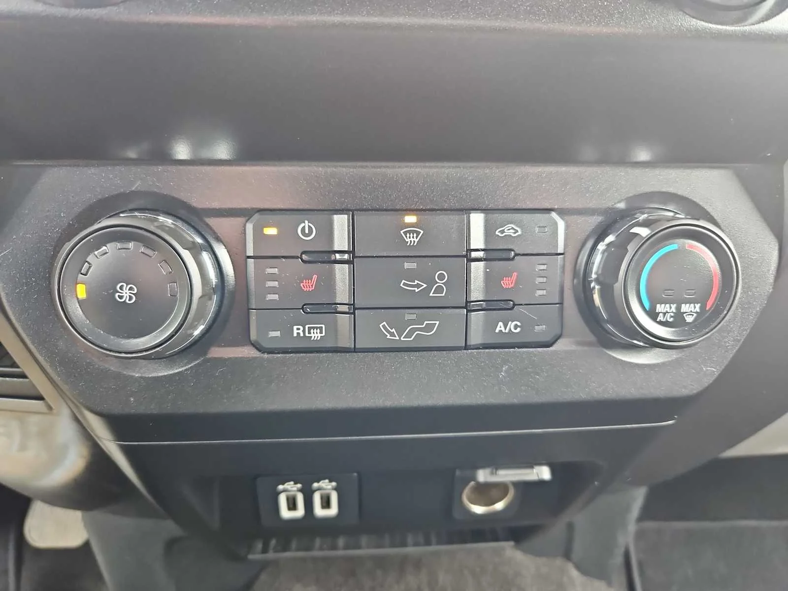 Used 2020 Oxford White/Magnetic Ford XLT image 18