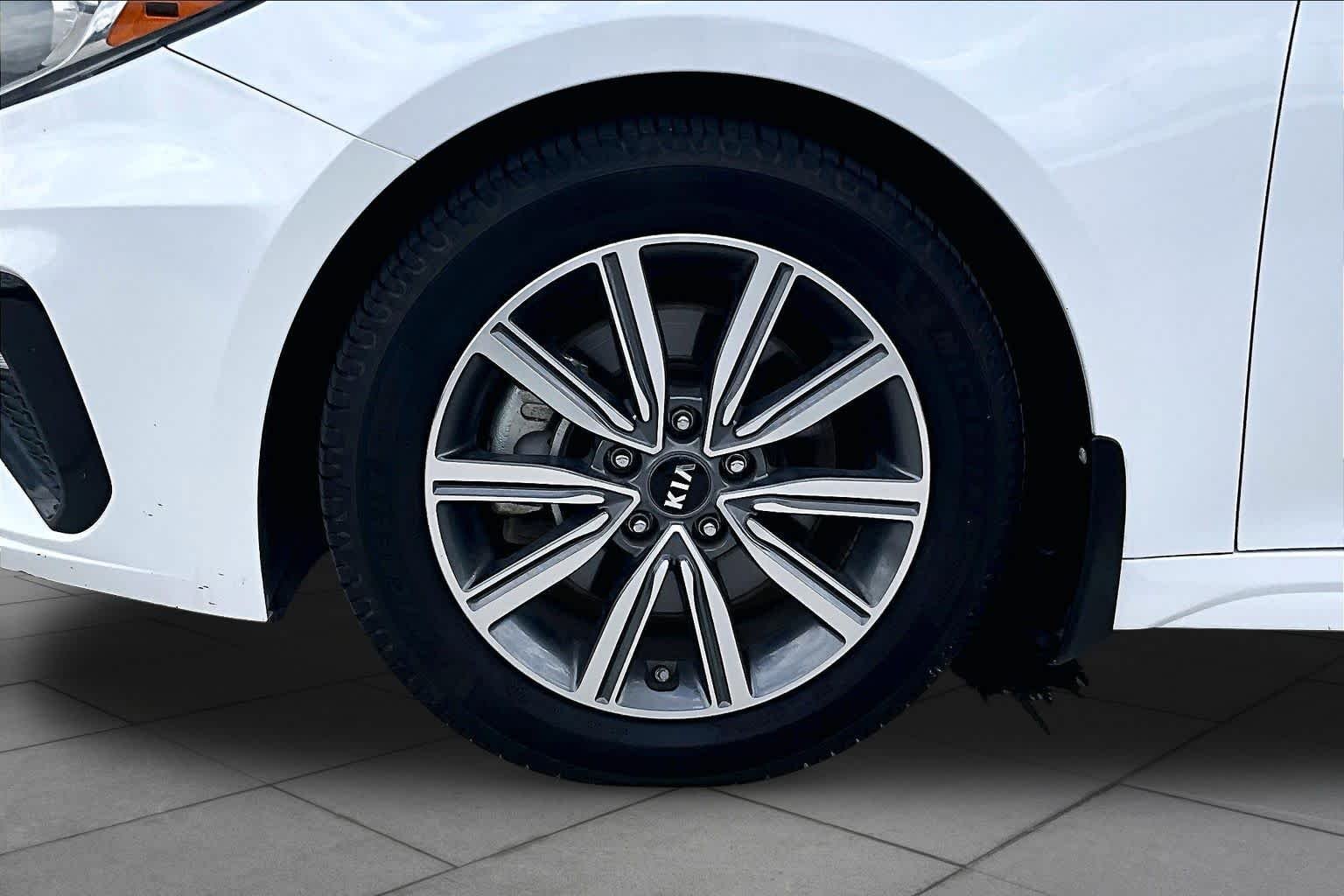 Used 2019 Snow White Pearl Kia EX image 11