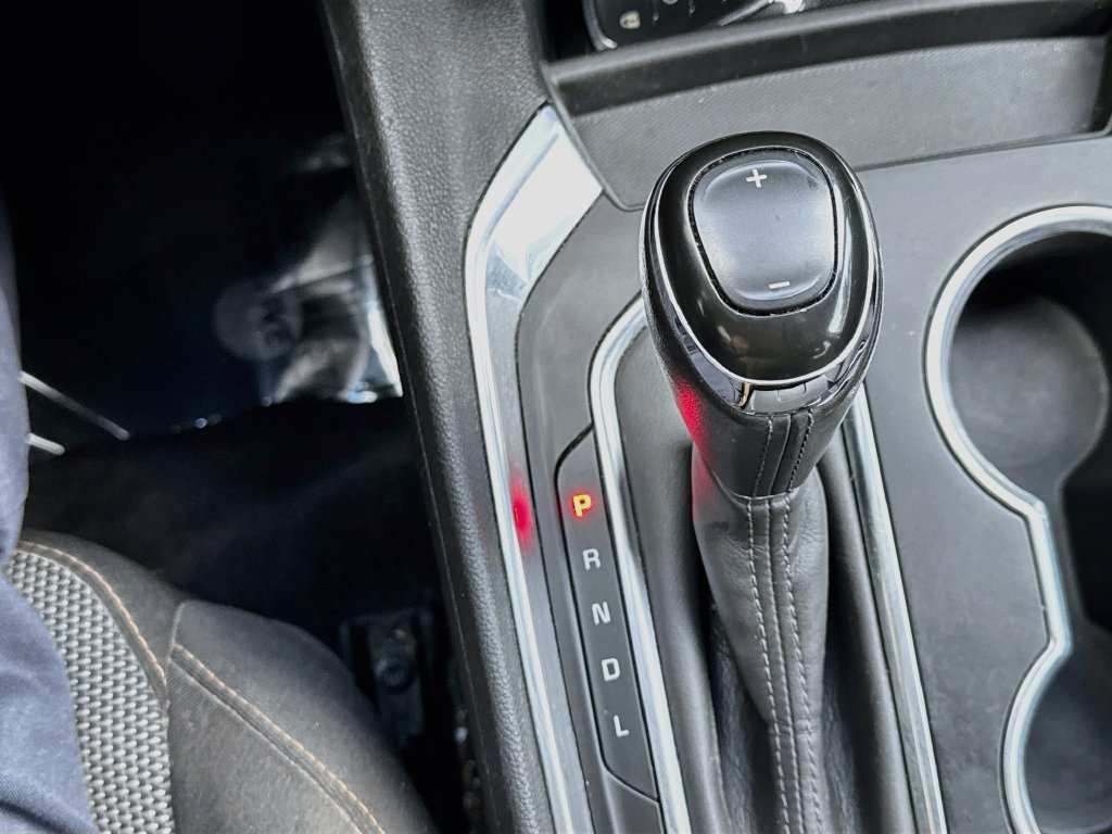 Used 2020 SUMMIT WHITE Chevrolet LT Cloth image 19