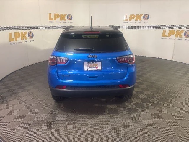 New 2026 Hydro Blue Pearl-Coat Exterior Paint Jeep Limited image 4