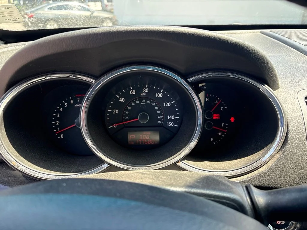 Used 2011 White Kia EX image 2