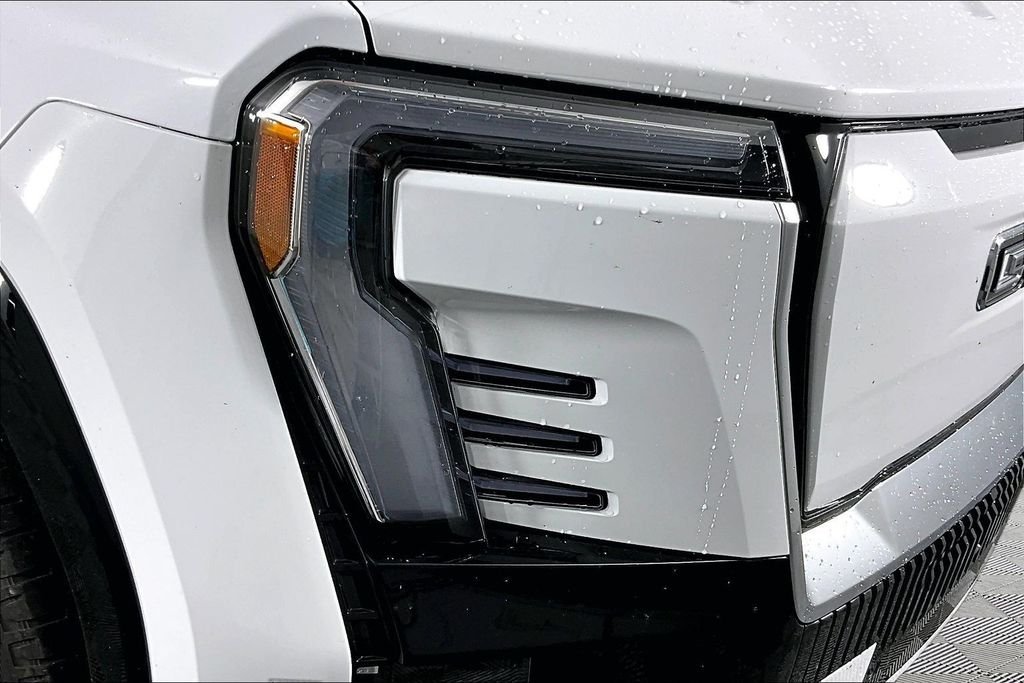 Used 2025 White GMC Denali image 28