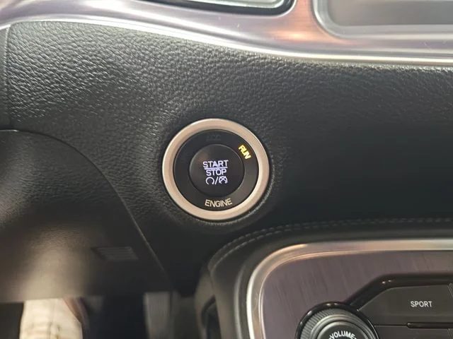 Used 2015 Pitch Black Clearcoat Dodge SXT image 21