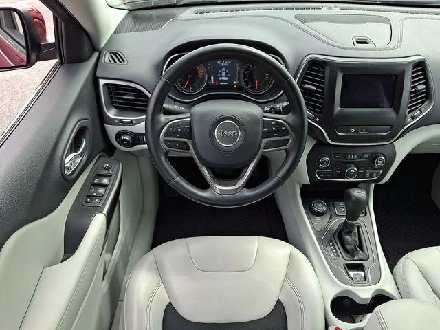 Used 2020 Red Jeep Latitude Plus image 11