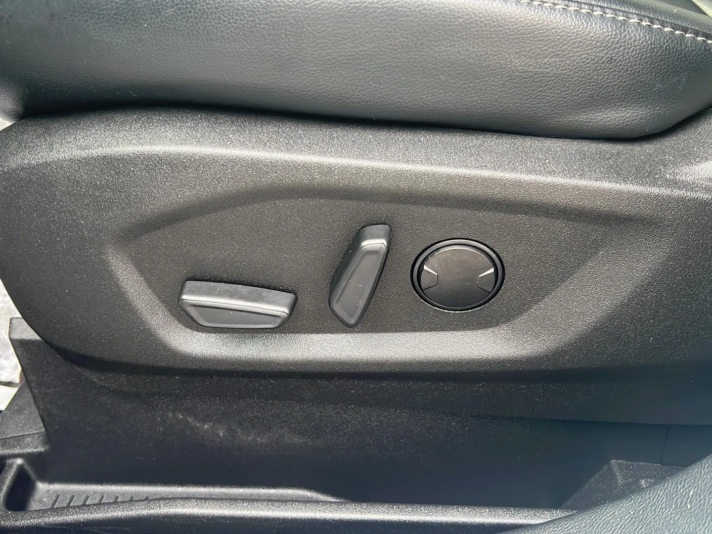Used 2023 Oxford White Ford SEL image 22