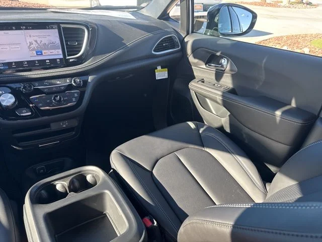 2026 Chrysler Pacifica Select - Photo 19