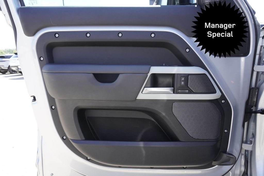 Used 2024 Silver Land Rover V8 image 17