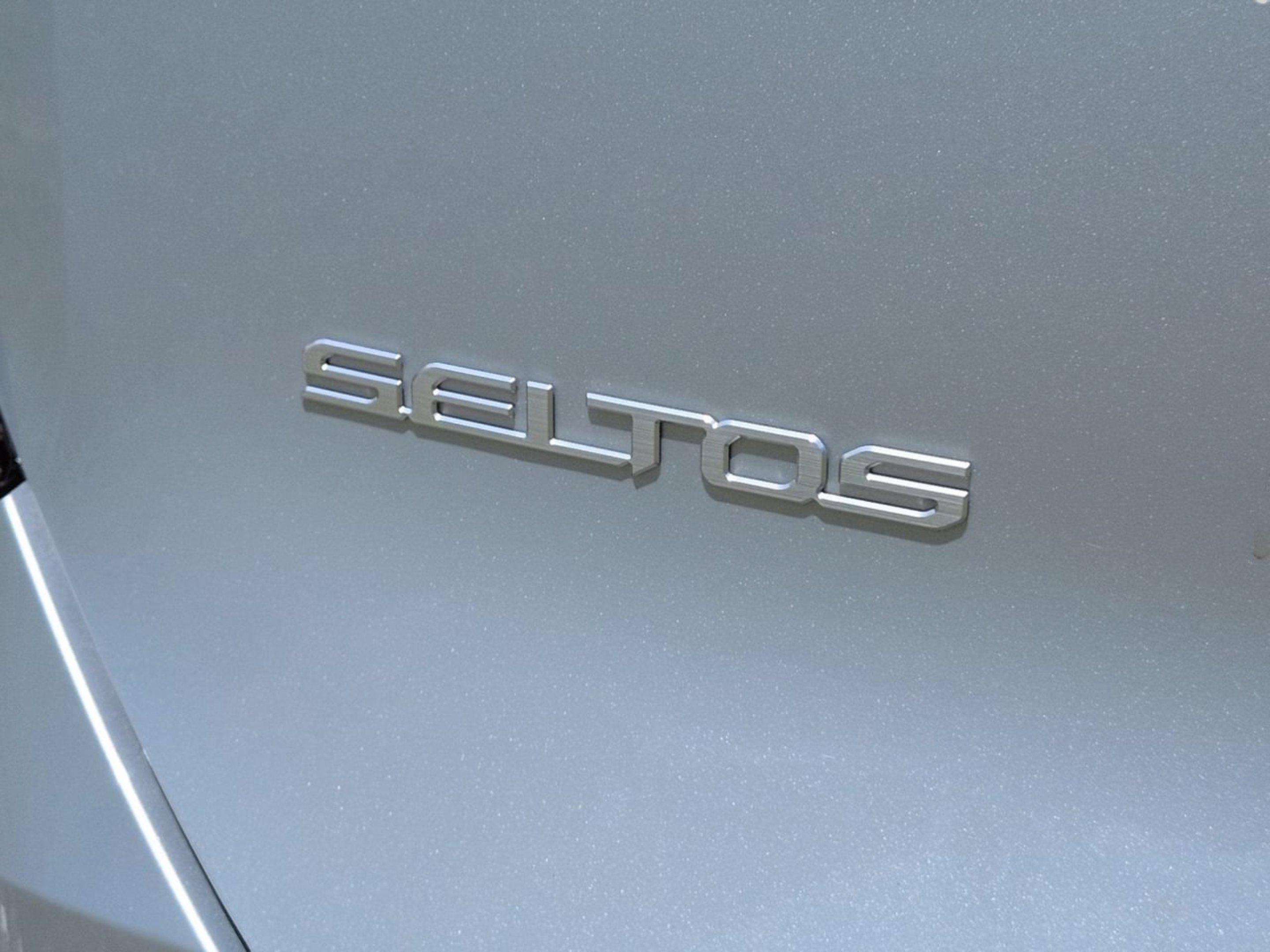 New 2027 Ivory Silver Kia LX image 31