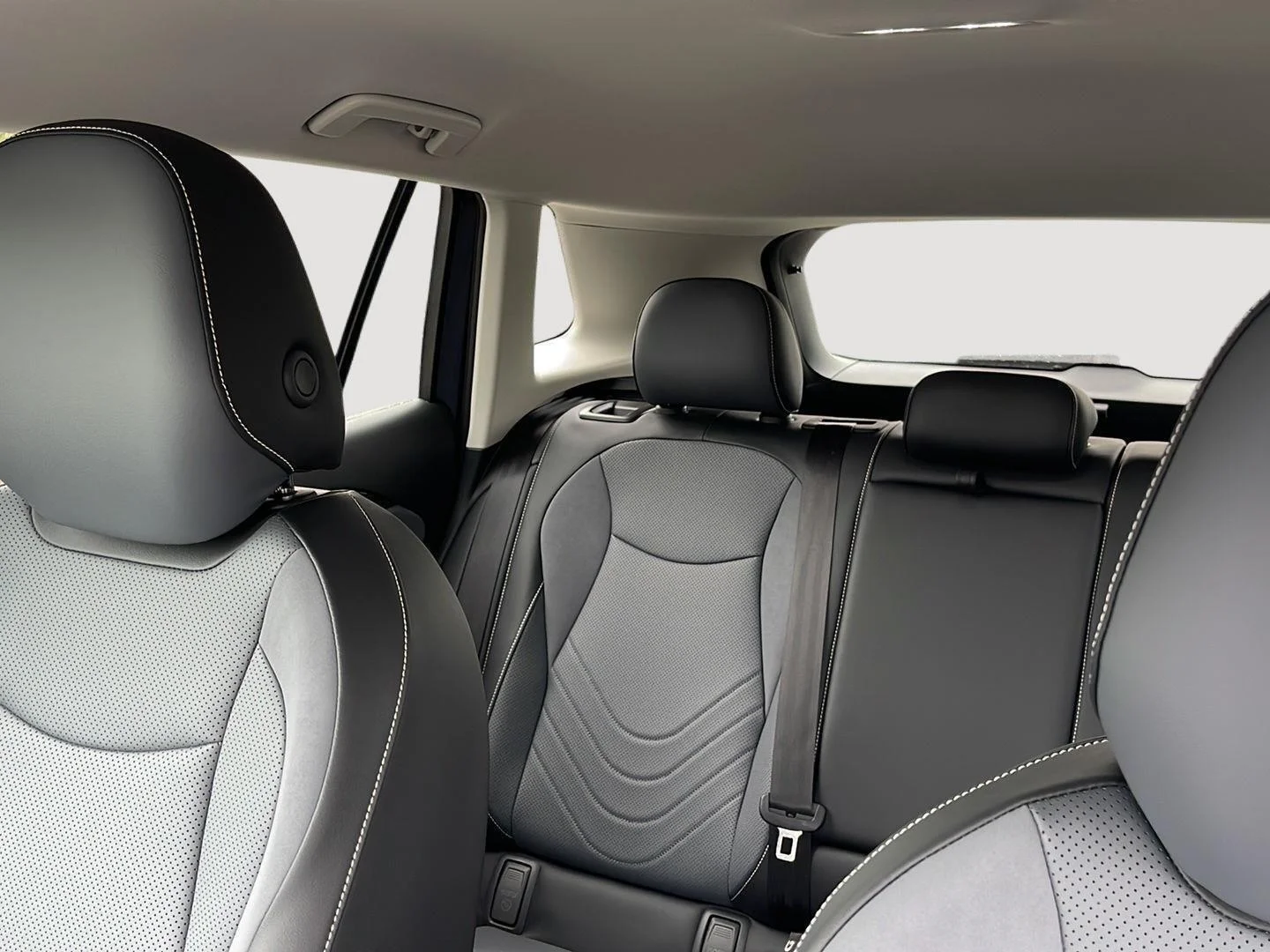 New 2026 Platinum Gray Metallic Volkswagen SE image 29