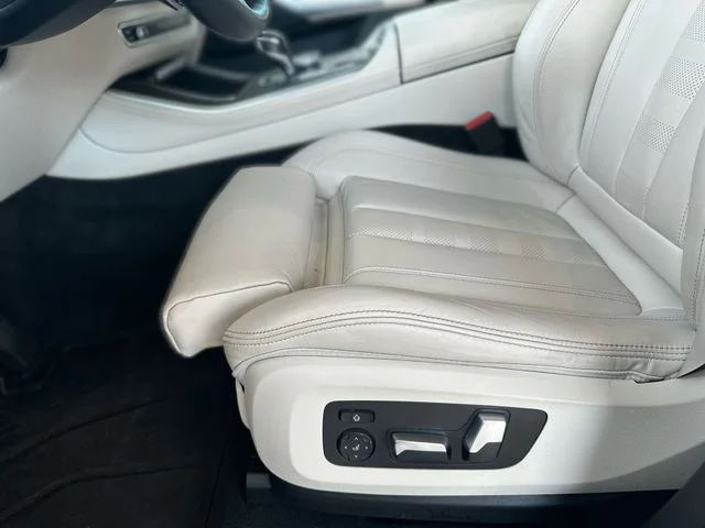 Used 2022 White BMW sDrive40i image 13
