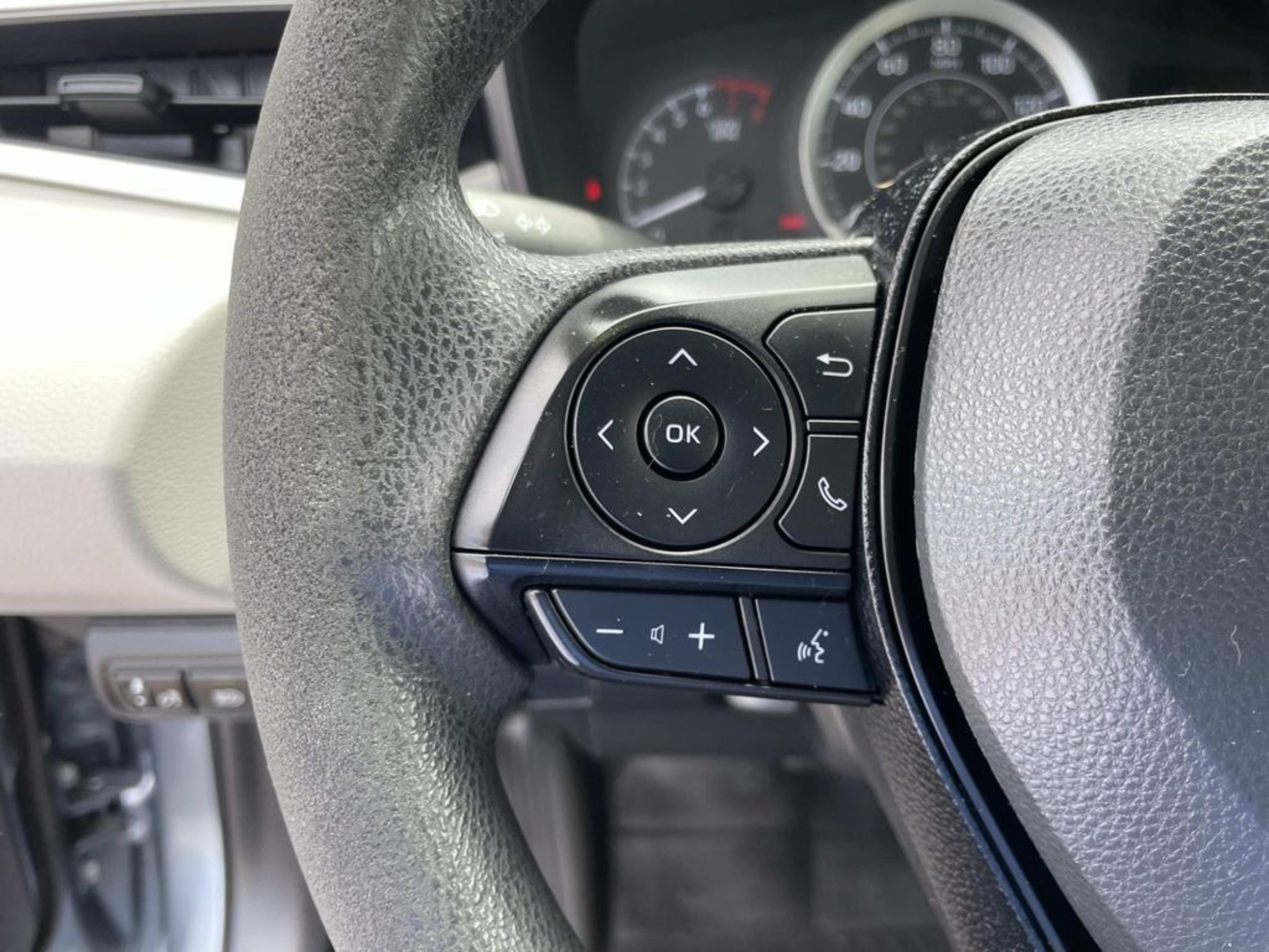 Used 2021  Toyota LE image 21