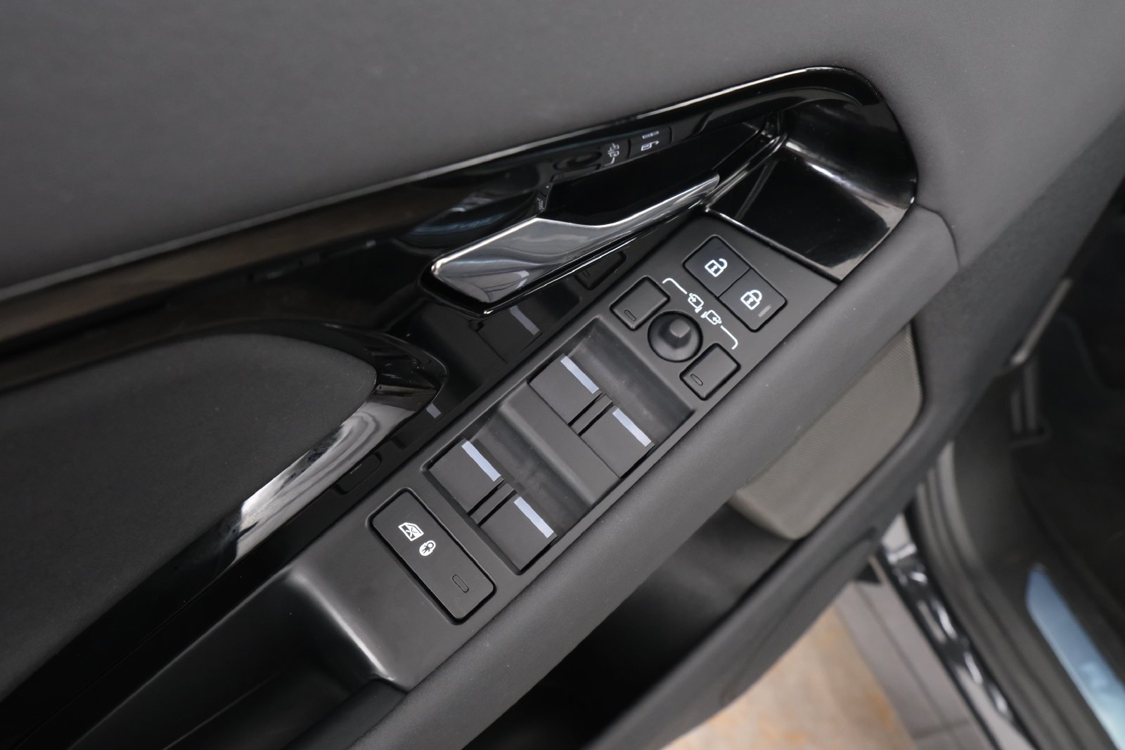 Used 2024 Carpathian Gray Premium Metallic Land Rover Dynamic image 26