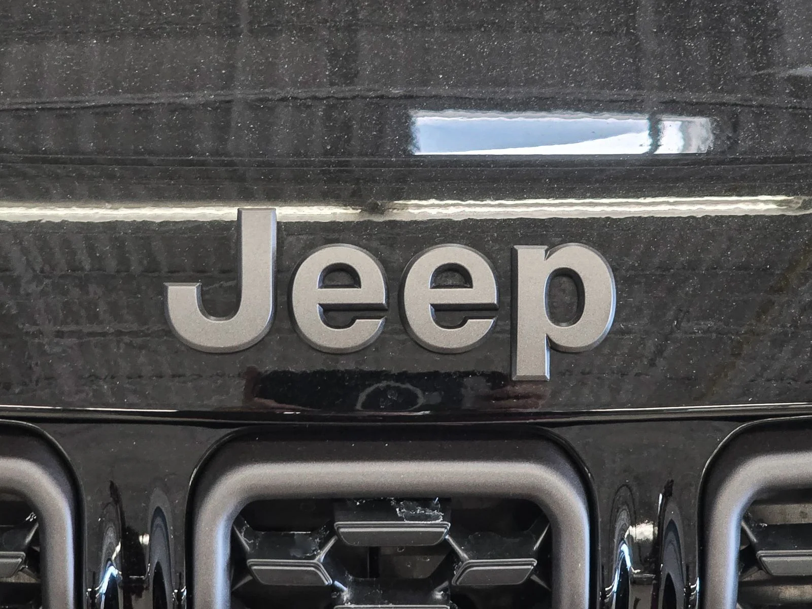 New 2026 Diamond Black Crystal Pearl-Coat Exterior Paint Jeep Limited image 13