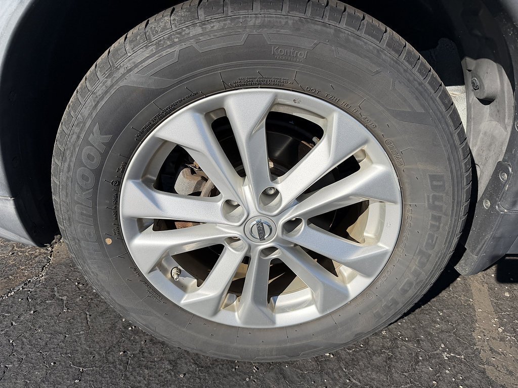Used 2016 Pearl White Nissan SV image 18