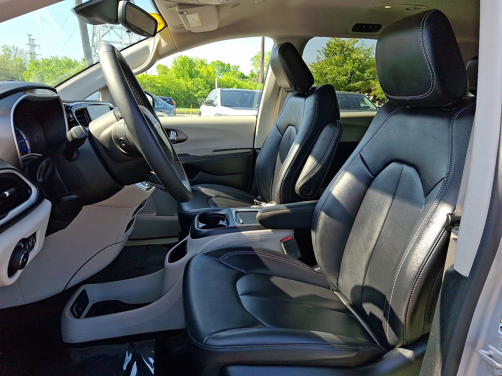 Used 2024 Silver Mist Clearcoat Chrysler Hybrid Select image 13
