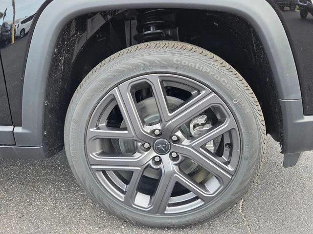 New 2026 Diamond Black Crystal Pearl-Coat Exterior Paint Jeep Latitude image 9