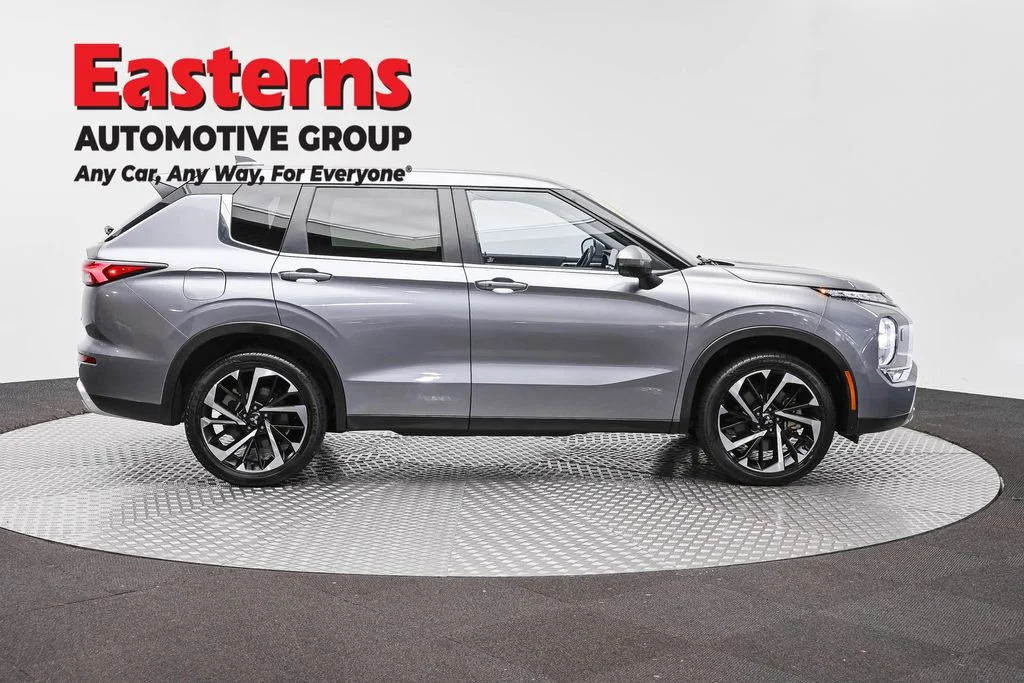 Used 2024 Gray Mitsubishi SE image 4