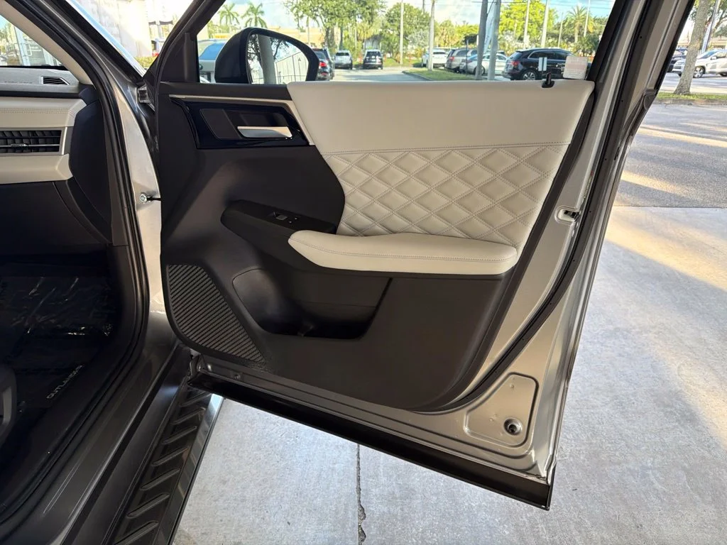 Used 2022 Silver Mitsubishi SEL image 29