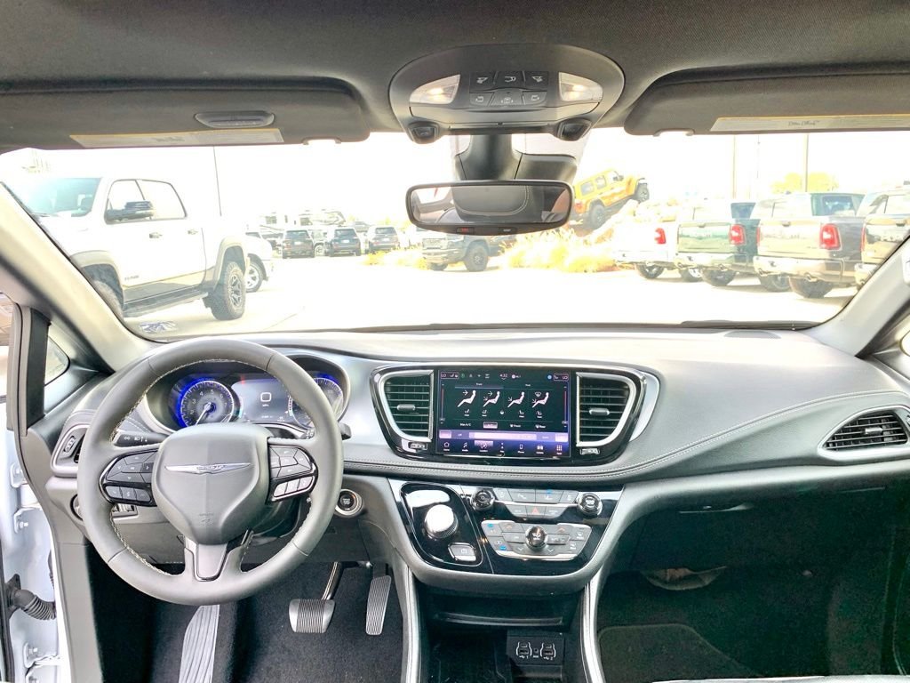 Used 2025 White Chrysler Limited image 15