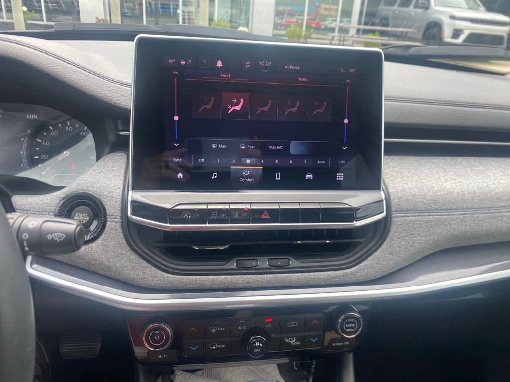 Used 2022 White Jeep Latitude image 10