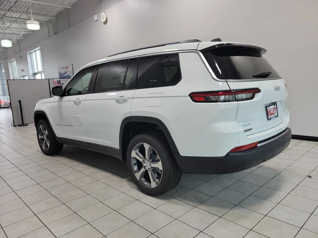 New 2026 Bright White Clear-Coat Exterior Paint Jeep Limited image 5