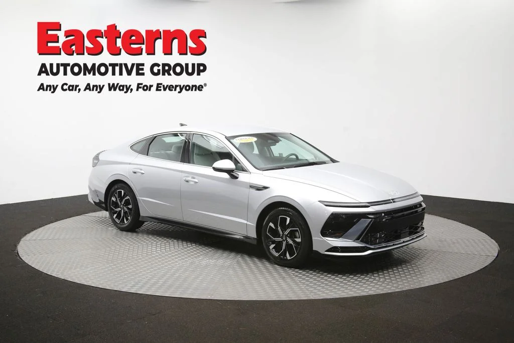 Used 2025 Silver Hyundai SEL image 49