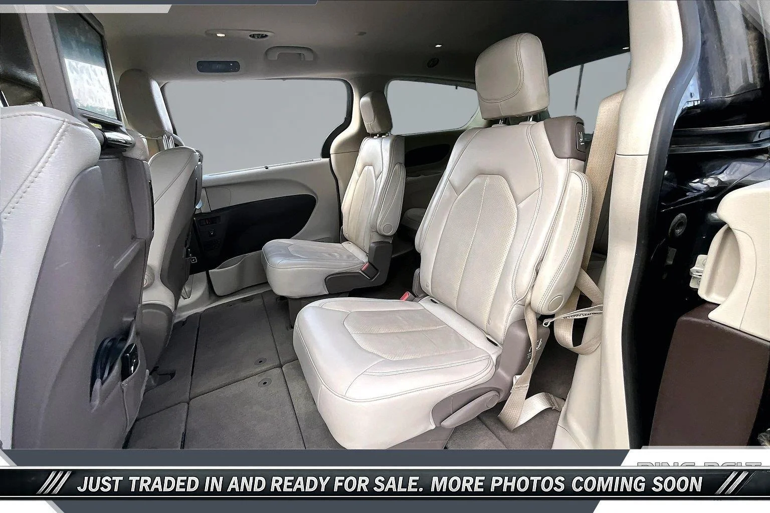 Used 2020 Brilliant Black Crystal Pearlcoat Chrysler Touring L Plus image 19