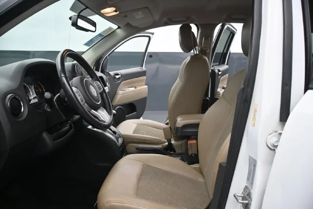 Used 2016 Bright White Clearcoat Jeep Latitude image 22