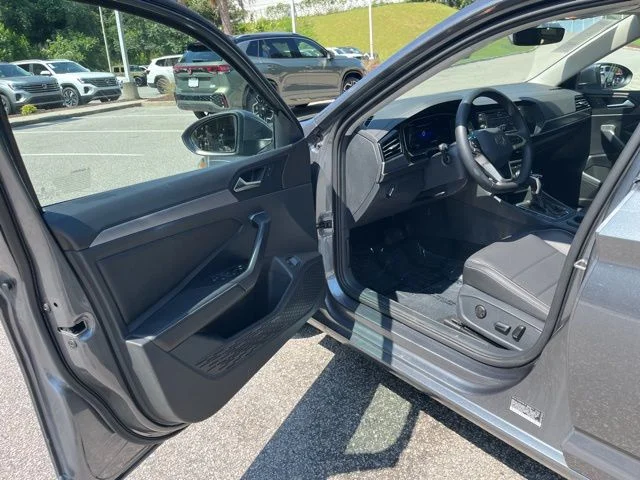 Used 2024 Gray Volkswagen 1.5T SE image 4