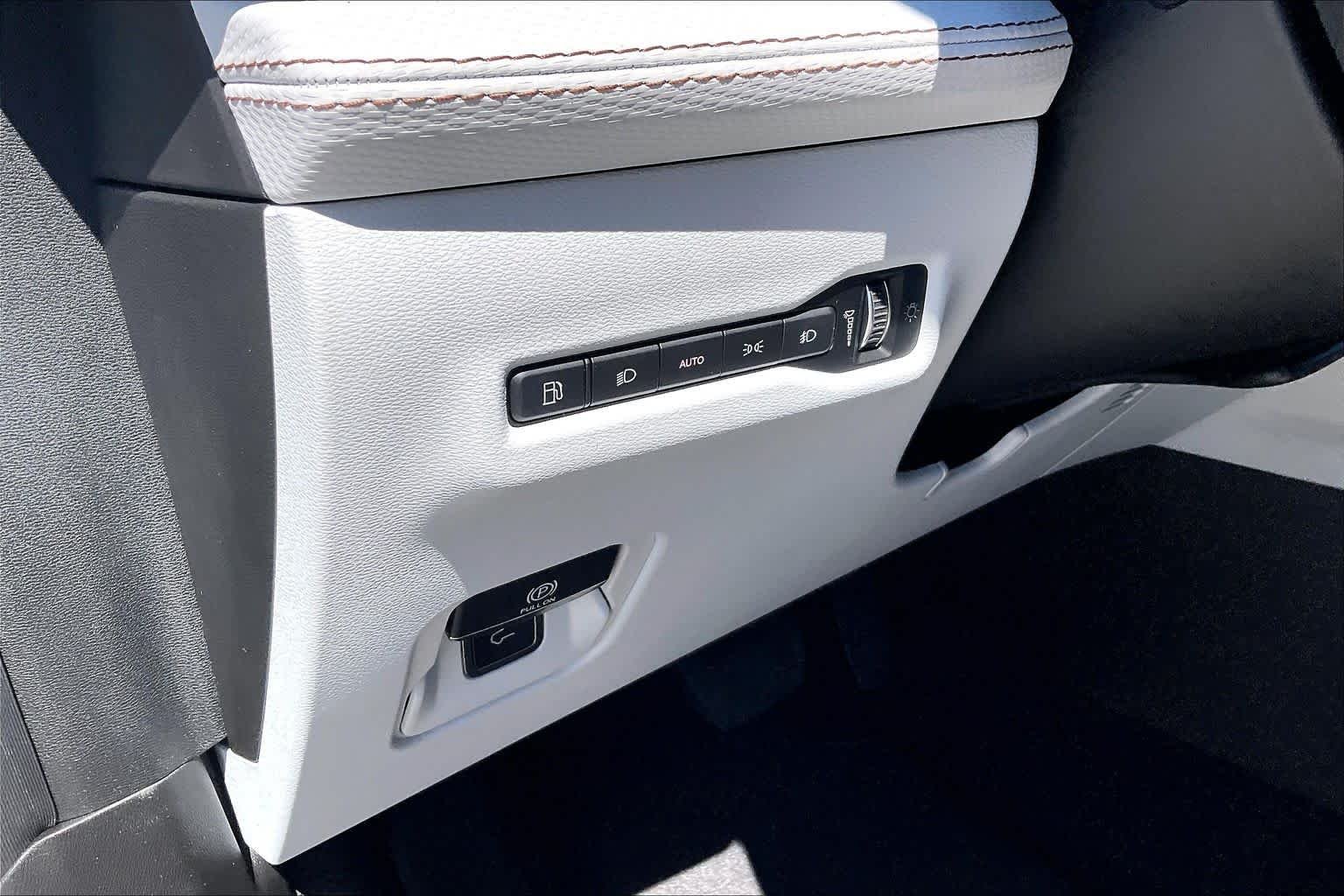 New 2026 Bright White Clear-Coat Exterior Paint Jeep Limited image 18
