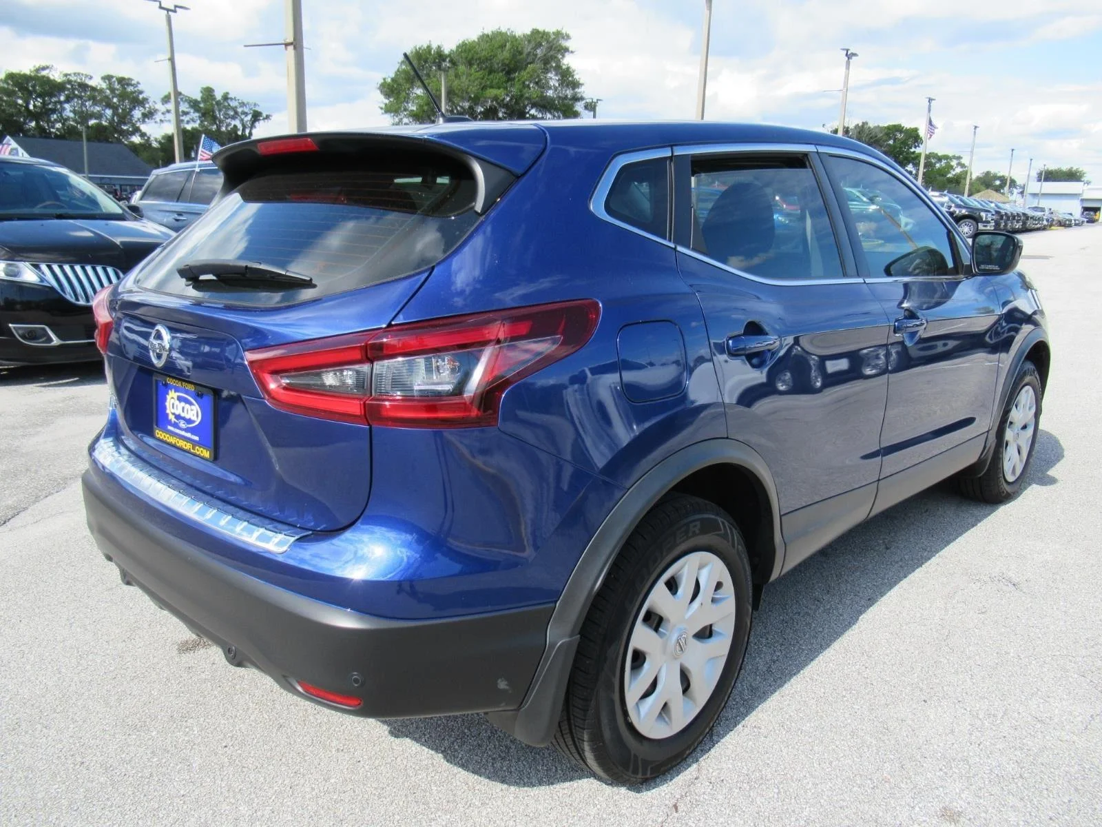 Used 2020 Caspian Blue Nissan S image 7