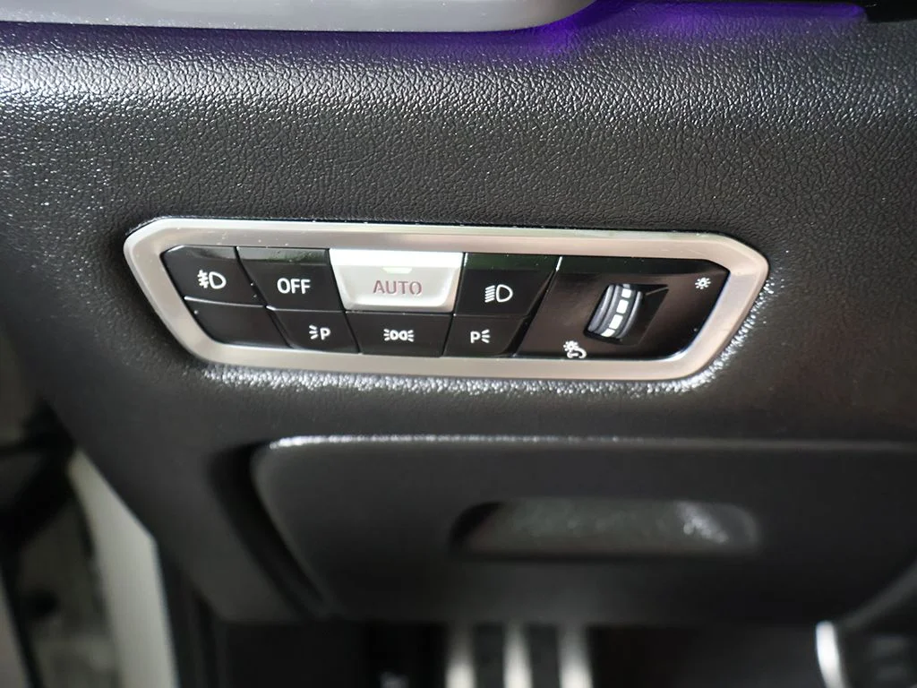 Used 2021 White BMW M50i image 38