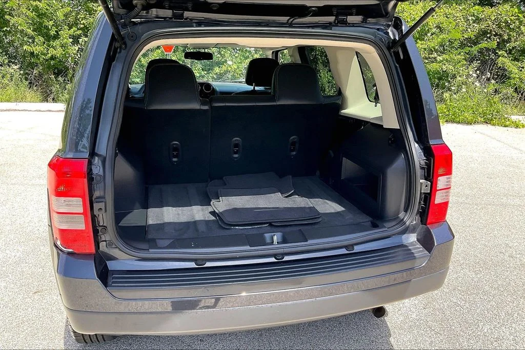 Used 2015 Gray Jeep Latitude image 22