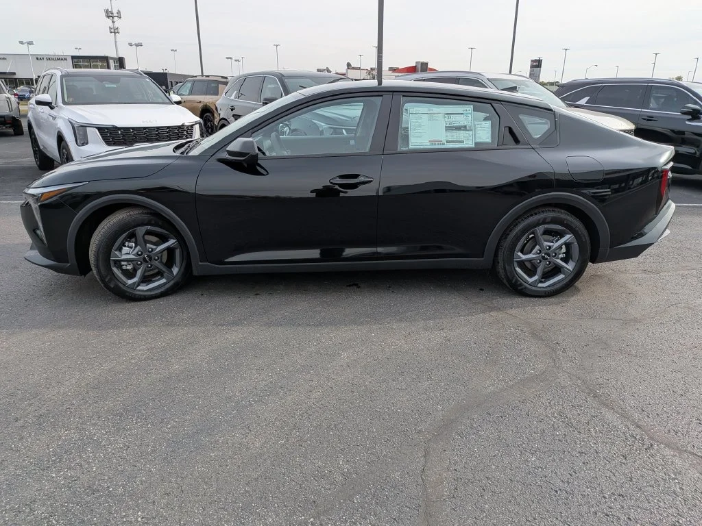 New 2027 Aurora Black Kia LXS image 31