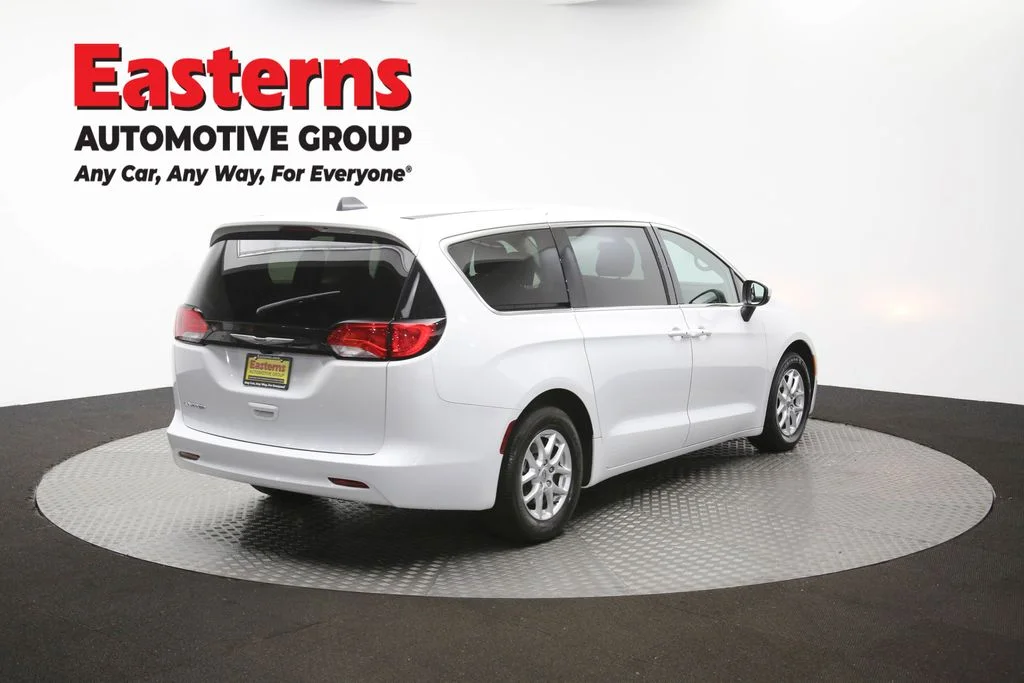 Used 2022 White Chrysler LX image 39