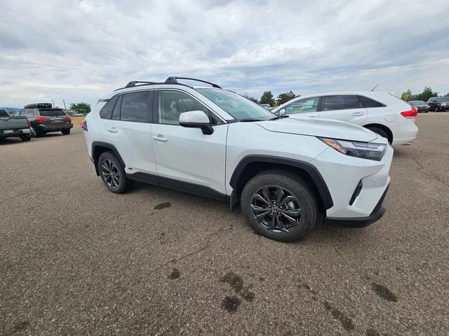 Used 2025 Wind Chill Pearl Toyota XLE Premium image 6